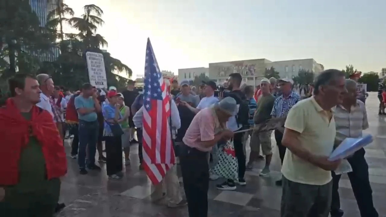 Protesta e 45 të  qytetarët tubohen në sheshin Skënderbej  Rama  jep dorëheqjen 