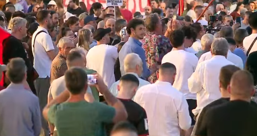 Protestuesi kërkon mbështetjen e ambasadave  SPAK të arrestojë Ramën  Ballukun dhe Berishën  me të korruptuarit nuk shkojmë në BE