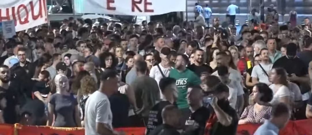 Marshimi masiv mbërrin para Kuvendit  protestuesit thërrasin në kor   Parlament i krimit  