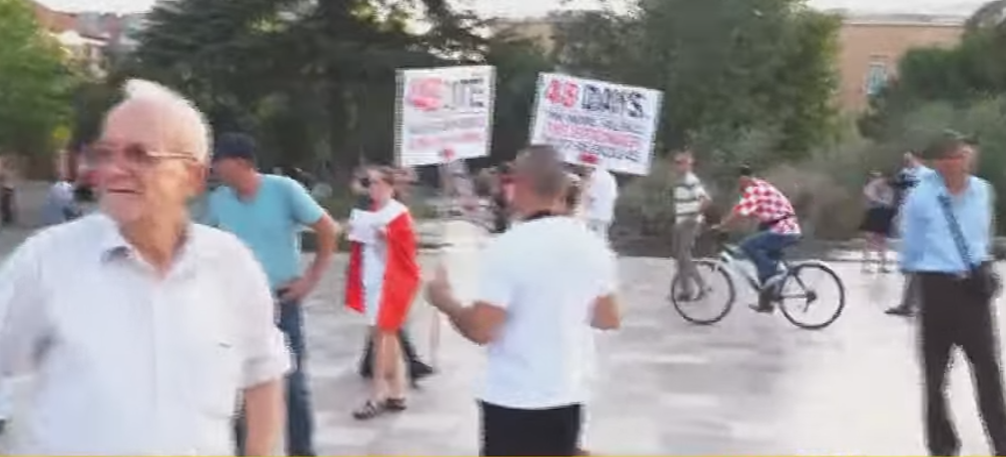 Protesta kundër Ramës  qytetarët marshojnë nga sheshi  Skënderbej  drejt Kryeministrisë  Arrestoni Ballukun 