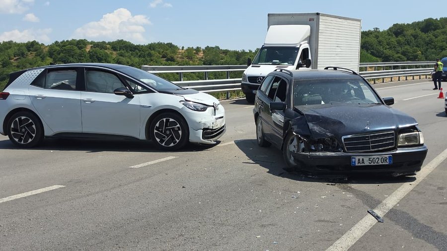Përplasen dy makina në aksin Pogradec Korçë  mbeten të lënduar një nga drejtuesit e mjeteve dhe një fëmijë që udhëtonte me të
