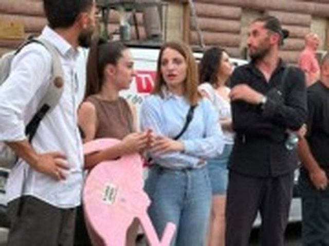 Dita e 49 të e protestës  Deputetja Marjana Koçeku shfaqet në tubimin e vendosur para Kryeministrisë