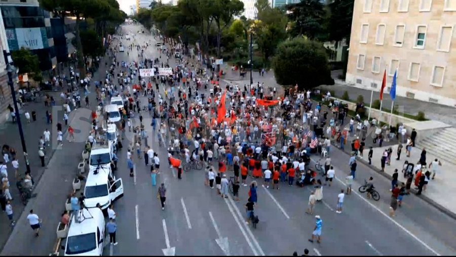 Mbahet protesta e radhës në Tiranë  qytetarët thirrje policisë  Lironi djemtë dhe vajzat që keni arrestuar