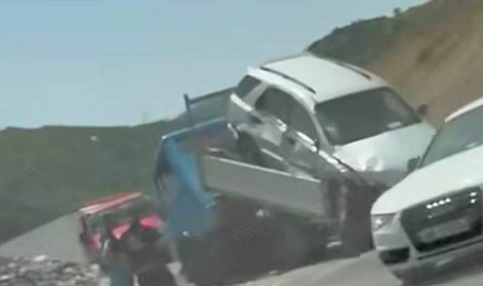 Karrotreci me një automjet të ngarkuar përfshihet në aksident në aksin Librazhd Elbasan  shmanget tragjedia