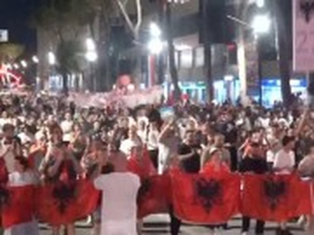 Pas fjalimeve te Kryeministria  protestuesit mbajnë marshimin nëpër rrugët e Tiranës  Thërrasin në kor  Rama jepe dorëheqjen