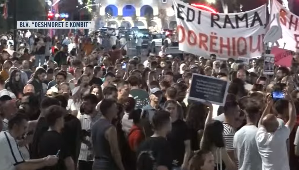 Marshohet në bulevard mes thirrjeve  O milet  Rama ka siklet   dhe thirrjeve për diasporën