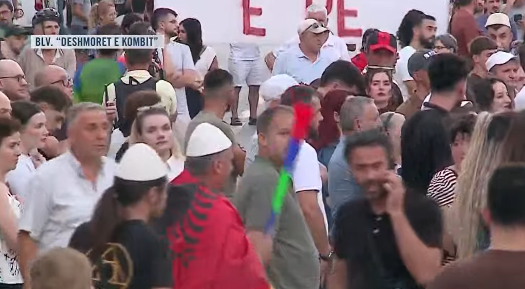 Protesta e 60 të kundër qeverisë  qytetarët kërkojnë arrestimin e Ramës dhe kritikojnë opozitën