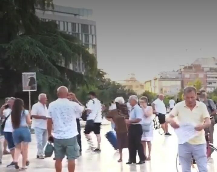 Protesta në Tiranë hyn në ditën e 62 të  qytetarët mblidhen në sheshin  Skënderbej  për dorëheqjen e Edi Ramës