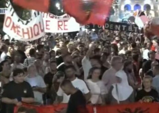 Pas marshimit nëpër Tiranë  protestuesit kthehen në bulevard dhe përfundojnë tubimin e 62 të  Nesër për Shqipërinë  jo për partinë 