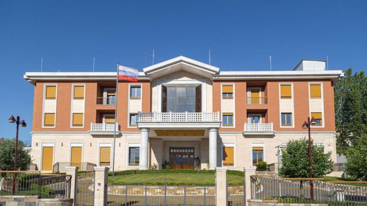  Pas protestave fshihet Kremlini   Ambasada ruse reagon pas deklaratës së Ballës  Na habitën  Qeveria të ketë kujdes me deklaratat  po kërkojnë armiq aty ku nuk ka