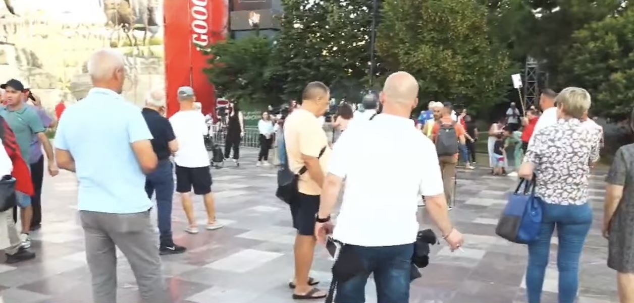 34 ditë revoltë  Nis grumbullimi i qytetarëve në sheshin  Skënderbej   kërkohet dorëheqja e Ramës