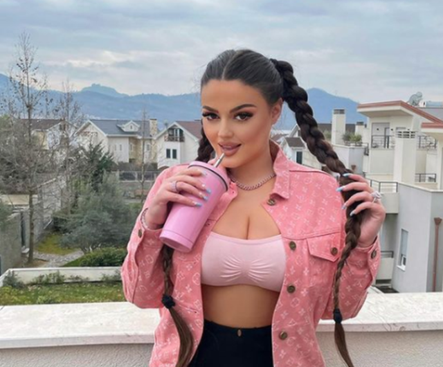 foto-enca-haxhia-surprizon-fansat-dhe-zbulon-origjinen-nga-qyteti-i-njohur-shqiptar