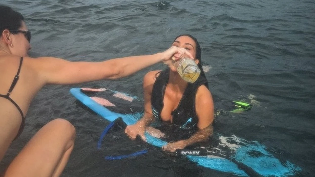 kim-kardashian-kritikohet-pasi-publikoi-foto-duke-pire-tekila-nje-dite-pasi-i-vdiq-gjyshja