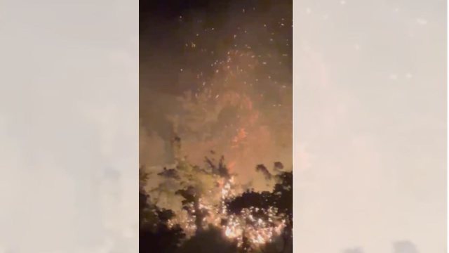 Zjarr masiv në Gjirokastër  Flakët rrezikojnë të përhapen drejt dy fshatrave  terren i vështirë për zjarrfikësit