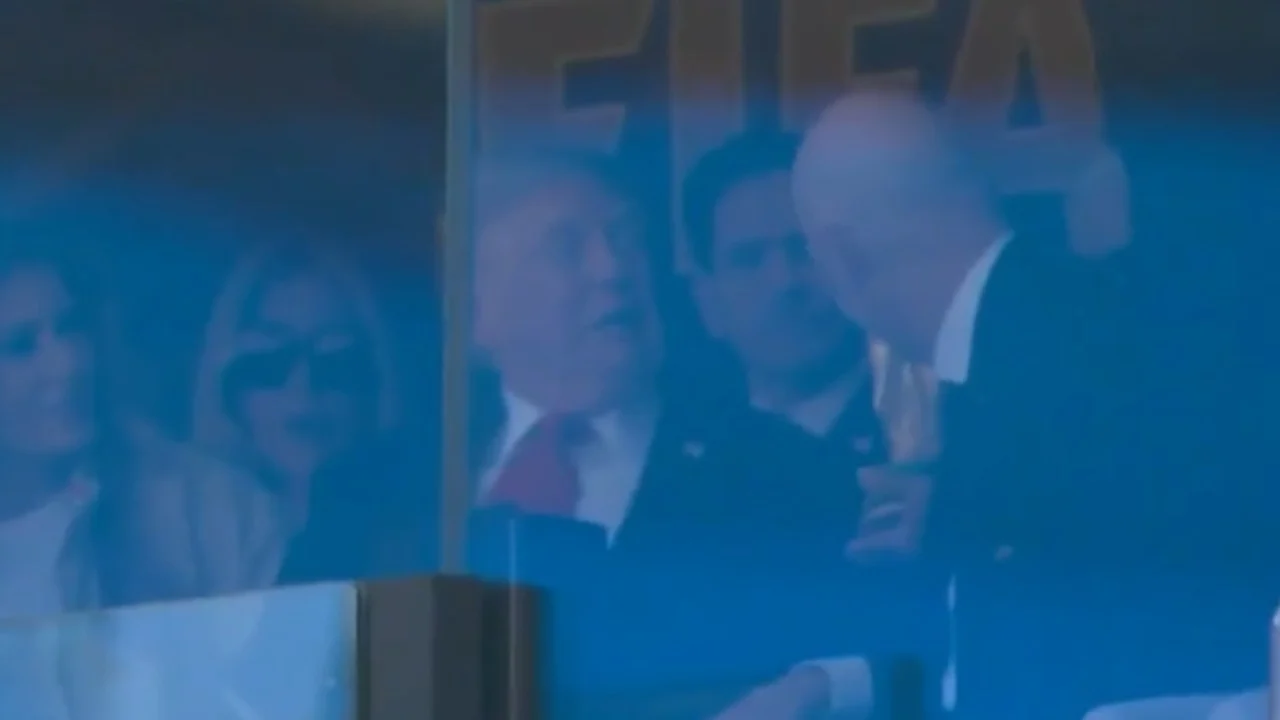 VIDEO  Donald Trump e ndjek finalen e Botërorit pas xhamit antipl mb  masat e sigurisë tërheqin vëmendjen