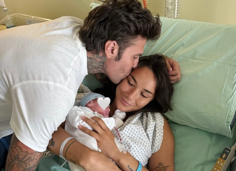 Fedez bëhet baba për herë të tretë  partnerja sjell në jetë djalin e tyre