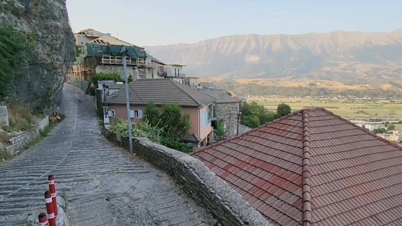 Rruga rrezikon shtëpinë  rrëshqitja e tokës ka alarmuar të moshuarën që jeton e vetme në Gjirokastër