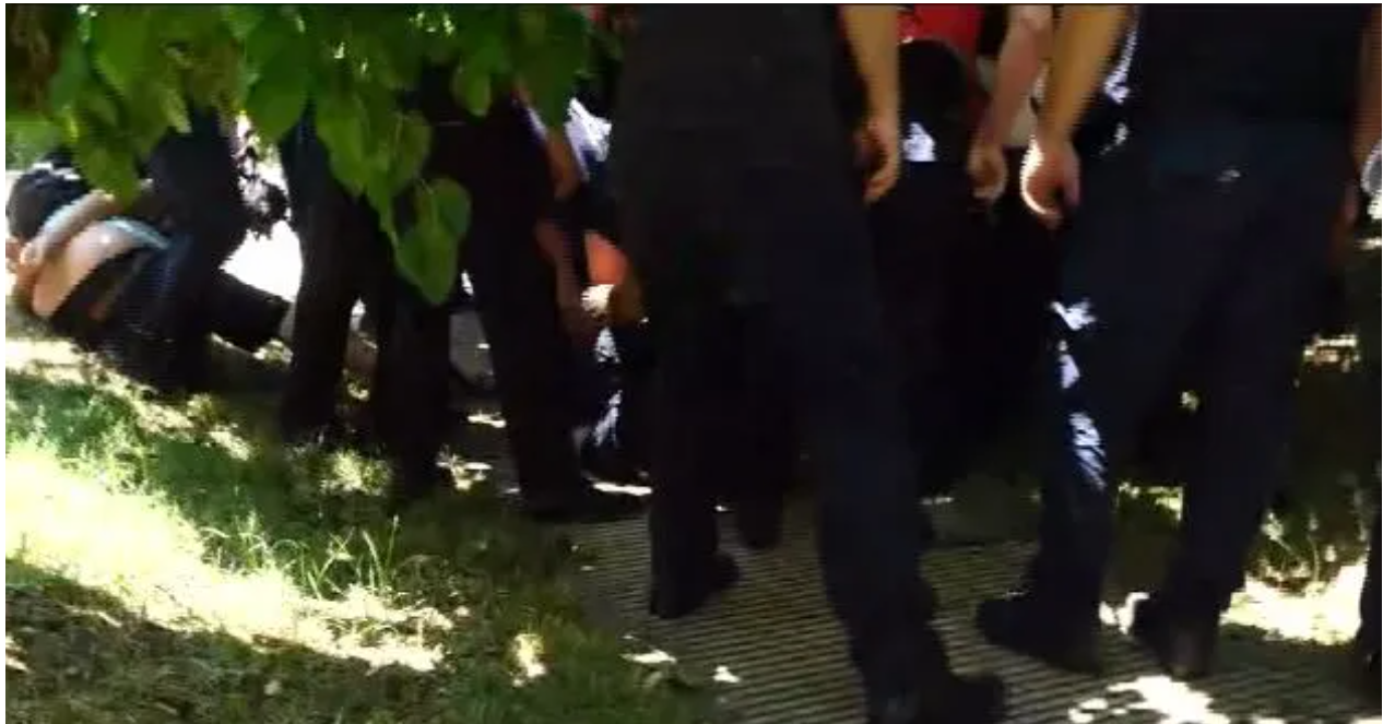 Përshkallëzohet situata  Shoqërime në masë të protestuesve  të shtirë në tokë e të prangosur  policët pengojnë pamjet