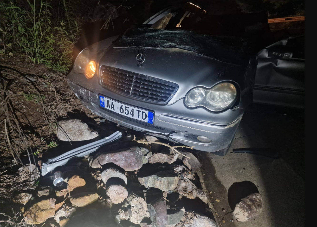 Ngjarje e rëndë në aksin Përrenjas Librazhd  Guri shkëputet nga shpati i kodrës dhe i merr jetën 42 vjeçarit që lëvizte me makinë