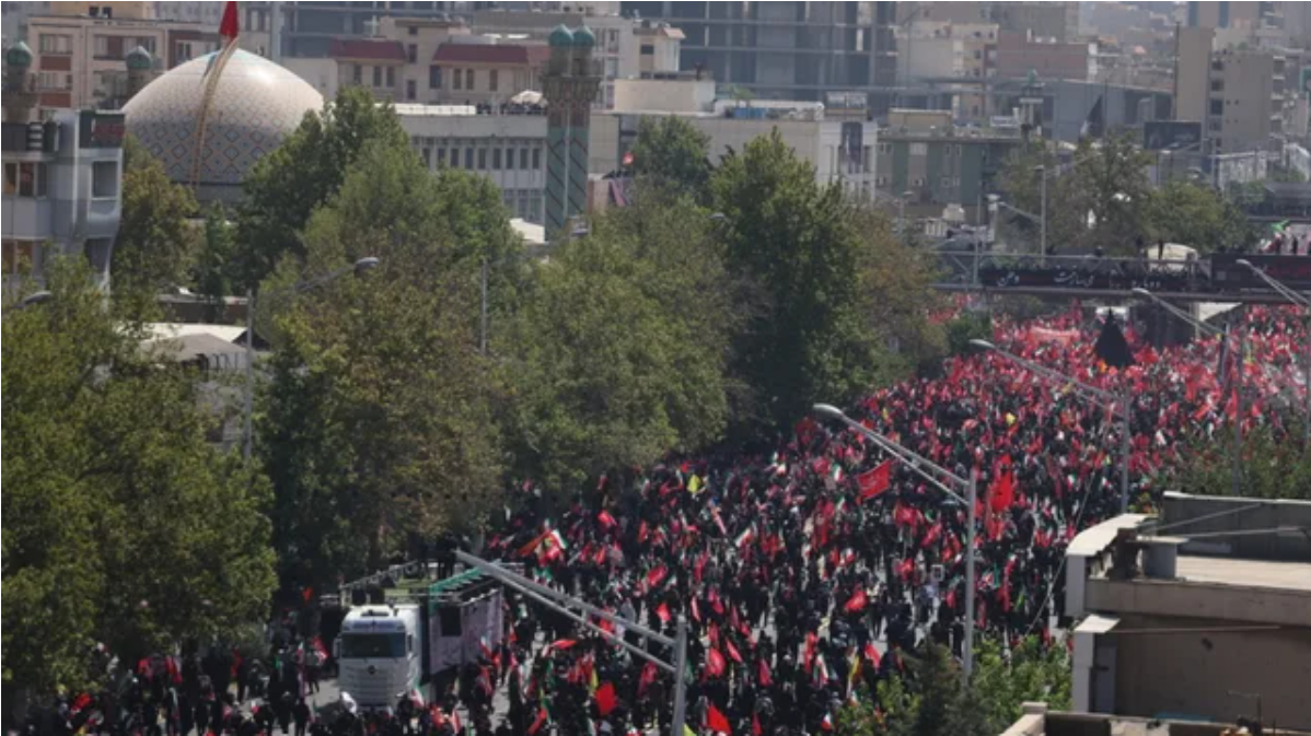 Homazhet të Khameneit në Teheran  Frikë nga rrëmuja  me miliona njerëz në rrugë  VIDEO 