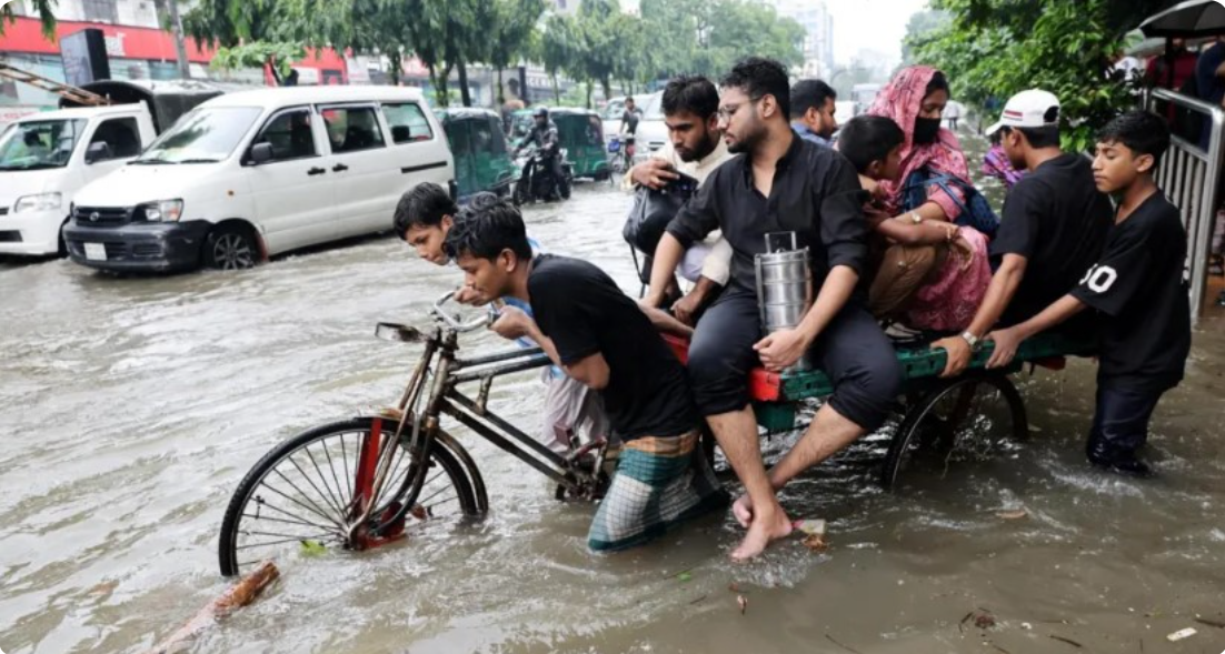 Shirat e rrëmbyeshëm dhe përmbytjet në Bangladesh lënë 51 të vdekur