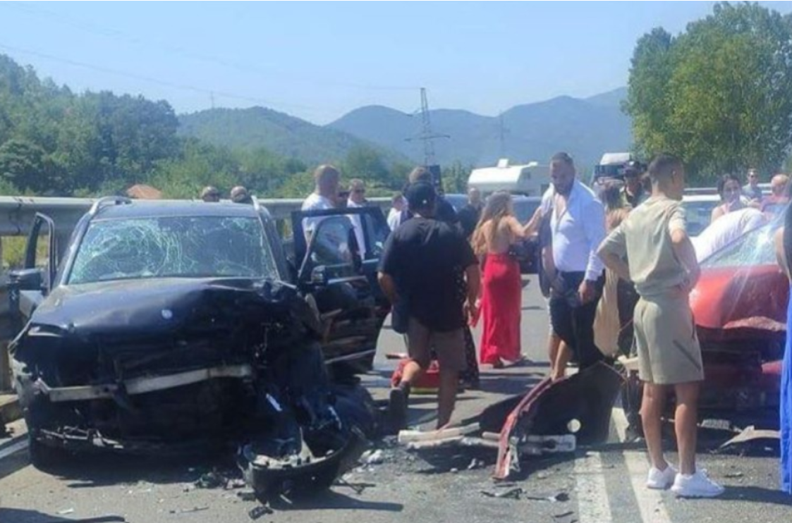 Aksident në aksin Rrëshen Skuraj  Policia jep detaje  7 persona të plagosur  mes tyre dy të mitur