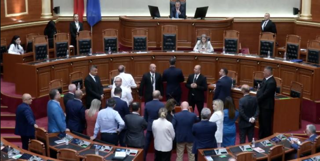 Tensionet në Kuvend e ndërpresin për herë të dytë  opozita s lejon Avokatin e Popullit  Peleshi  Zoti Bardhi  mos e trash zërin me mua 