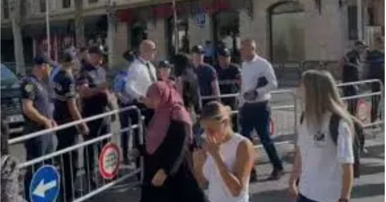 Bllokimi i rrugës pranë Parlamentit  kalimtarët debatojnë me efektivët e policisë  s i lejojnë të kalojnë