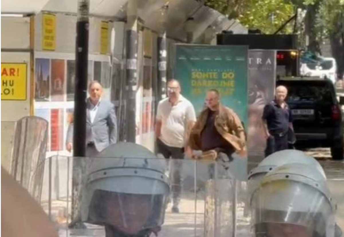 Politike  O çifut   Protestuesit  shënjestrojnë  me vezë Ervin Hoxhën dhe Eduard Shalsin  Tradhtarët e kombit