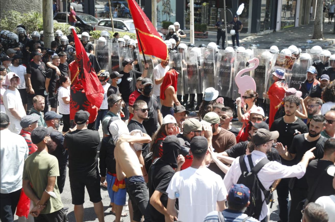 Qytetarët protestojnë para Kuvendit  Parlament i krimit  nuk na përfaqësoni