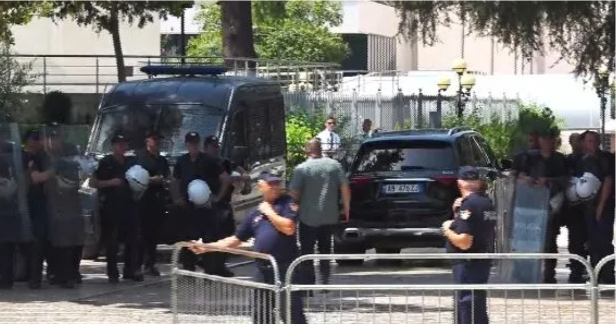 Tensione para Kuvendit  Protestuesit sulmojnë me vezë dhe shishe uji makinën e një ligjvënësi  VIDEO 