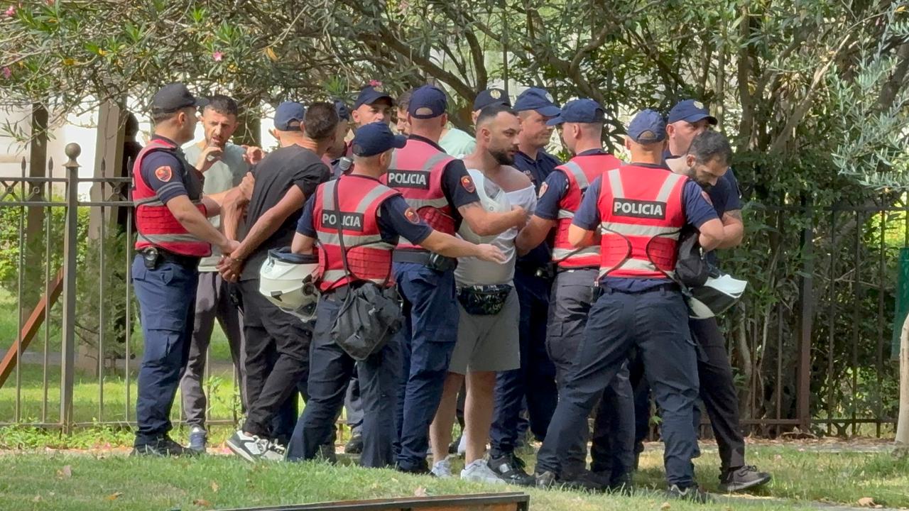 Tensione para Parlamentit  policia shoqëron disa protestues