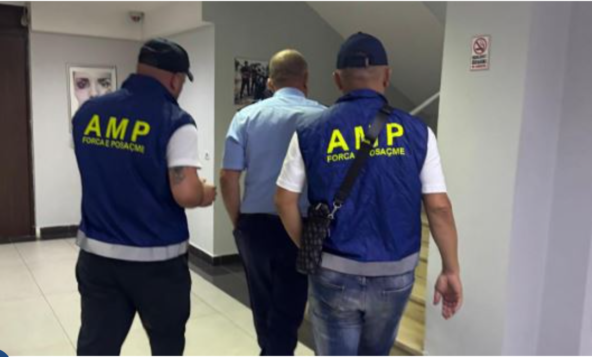 Organizim i paligjshëm i lojërave të fatit  arrestohet një efektiv policie dhe dy persona të tjerë  EMRAT 
