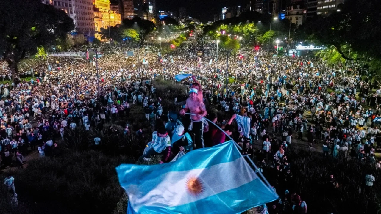 Buenos Aires në festë  Qindra mijëra tifozë pushtojnë rrugët pas finales së Argjentinës  Kush nuk kërcen është anglez  Video 