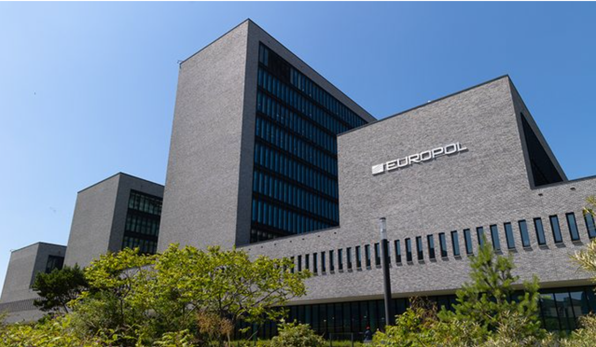 Organizonin p rdhunimet e grave  Europol zbulon rrjetin kriminal që vepronte online  57 të arrestuar në Evropë