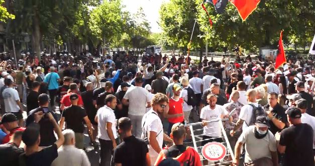 VIDEO  Tensione para parlamentit  protestuesit heqin gardhin metalik