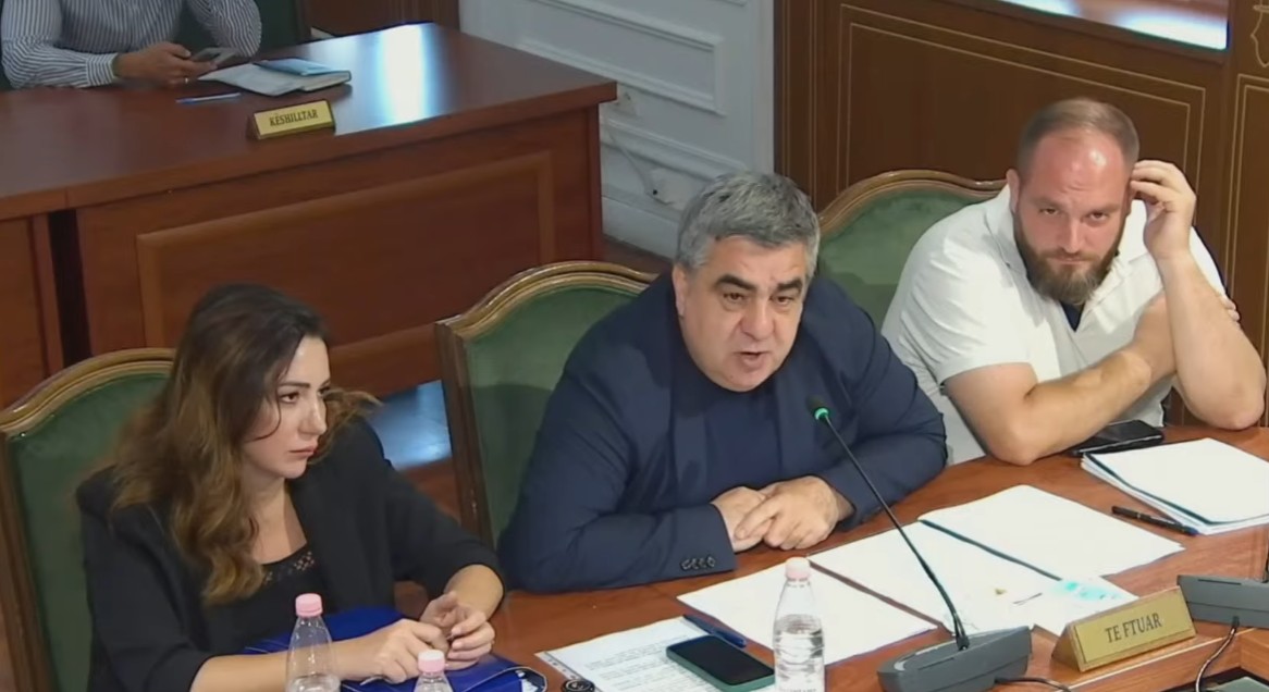 Ministri Blendi Gonxhe fyen protestuesit  Janë një tufë budallenjsh që hedhin gurë dhe pllaka ndaj Parlamentit