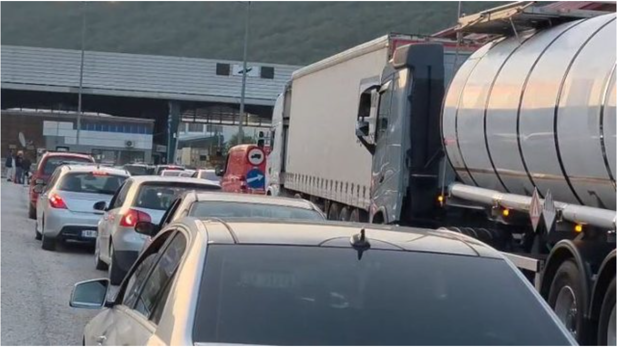 Kapshticë  radhë kilometrike dhe pritje deri në tre orë për udhëtarët