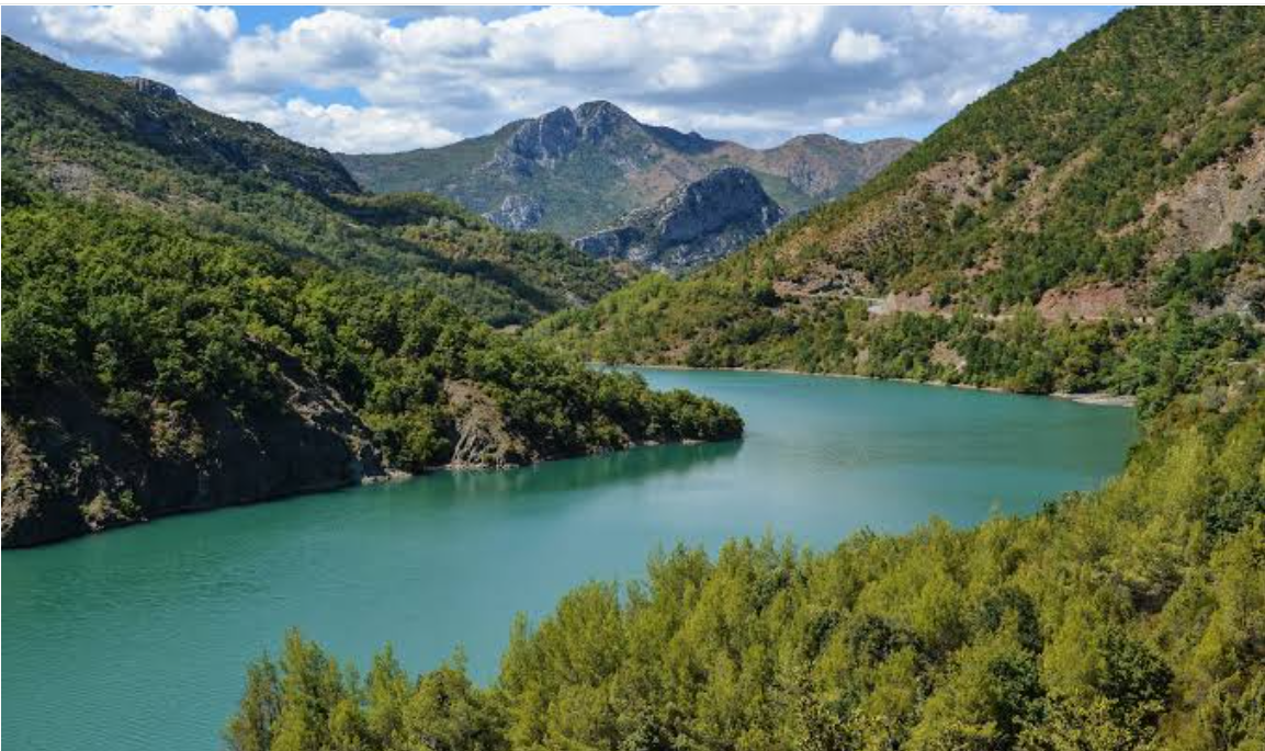Ngjarje e rëndë në Klos  Ishte duke u stërvitur  33 vjeçari bie nga shkëmbi dhe mbytet në lumin Mat  EMRI 