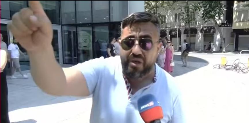 Qytetari i revoltuar  Ne u japim ujë dhe trëndafila  ata na dhunojnë  Nuk kanë mëshirë  tani do përballen me popullin  të rrëzojmë regjimin