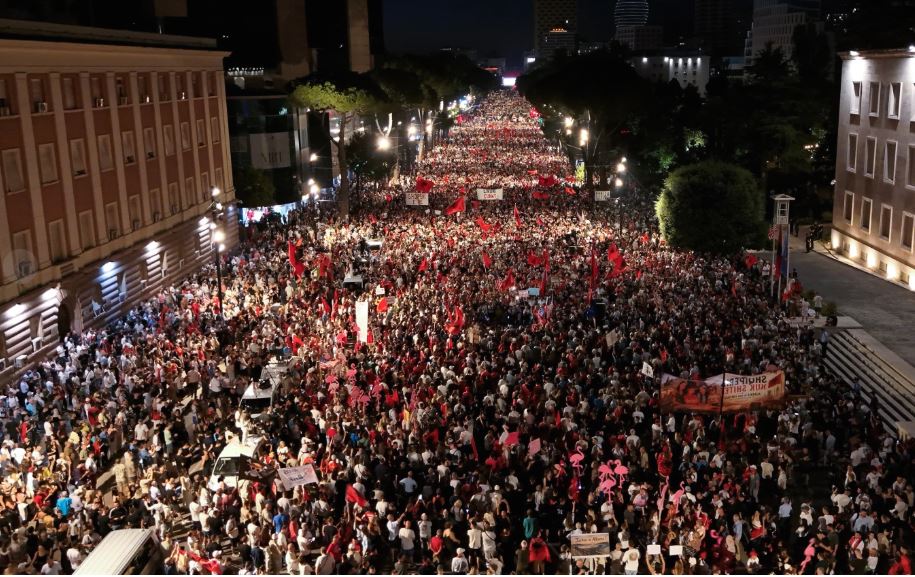 Revolta e shqiptarëve kundër qeverisë Rama  Media franceze  Paris Match   Nga Tirana në Paris  qytetarët çdo ditë në protestë  kritika të forta qeverisë