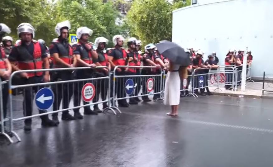 Policia në vijën e parë  Autobotë me ujë dhe barriera metalike  çfarë po ndodh para Kuvendit të Shqipërisë