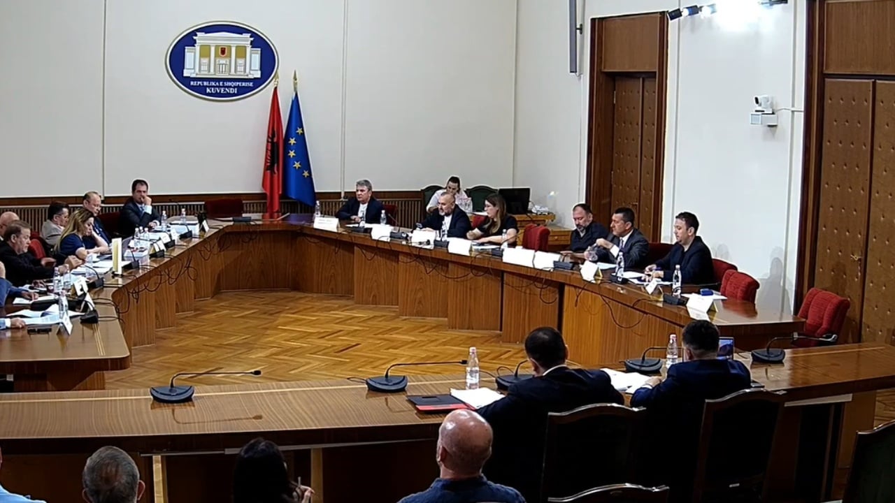 Përplasje në Komisionin e  Zgjedhores   Manja i drejtohet Ivi Kasos me tone të ashpra  Mbylle gojën o legen  të kam dëgjuar fort