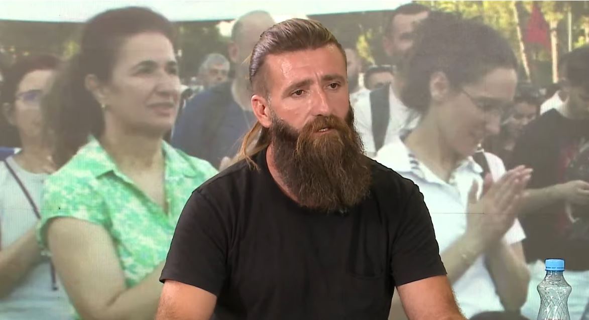 shkelzen-bushi-pas-shoqerimit-nga-policia-protesta-ka-mbeshtetjen-e-80-te-shqiptareve-keta-kerkojne-gjak