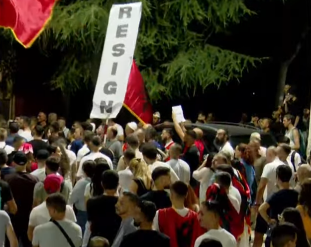 Marshimi vazhdon  protestuesit ndalen te Parlamenti dhe bëjnë thirrje për nesër në orën 10 00