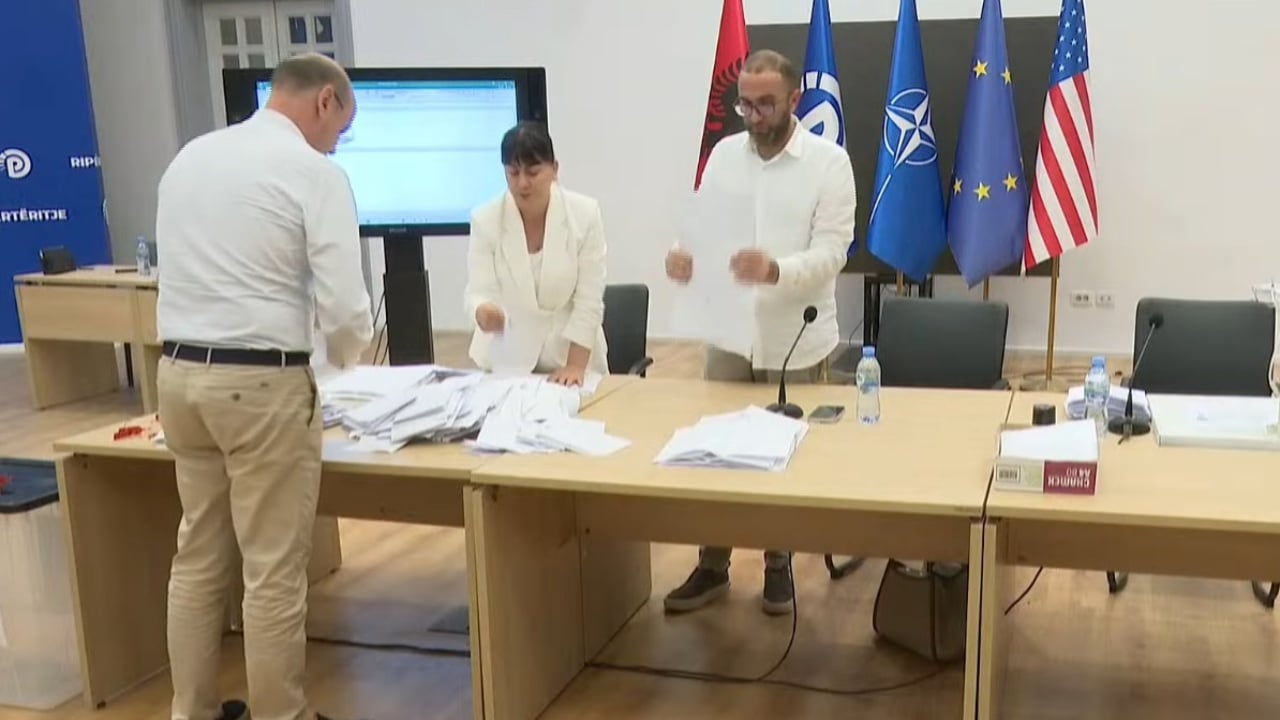 Në PD nis votimi për Kryesinë e re  Julia Emiri dhe Silva Hasa në garë për drejtimin e Këshillit Kombëtar