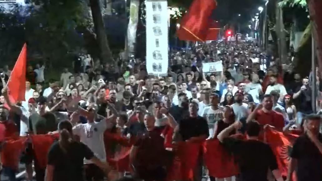 Mbyllet protesta e 32 të  qytetarët i kërkojnë Ramës largimin  Shqipëria kërkon revolucion