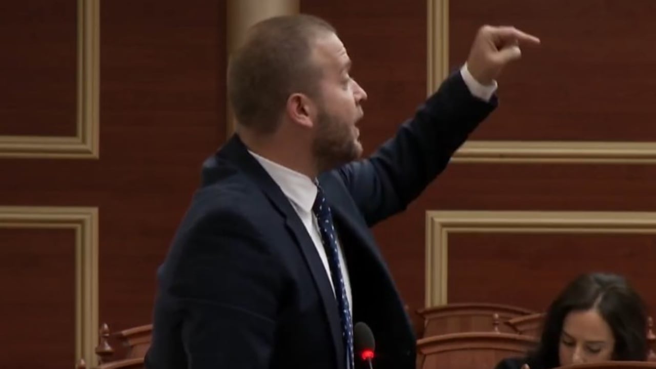 Redi Muçi dhe Ardit Bido përplasen sërish në Kuvend për Zvërnecin dhe Çamërinë   Fry fyellit se je në vrimën e gabuar 