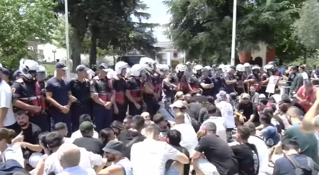 Protestuesit rrethojnë Parlamentin  bllokohet dalja kryesore dhe deputetët me ministrat mbeten brenda
