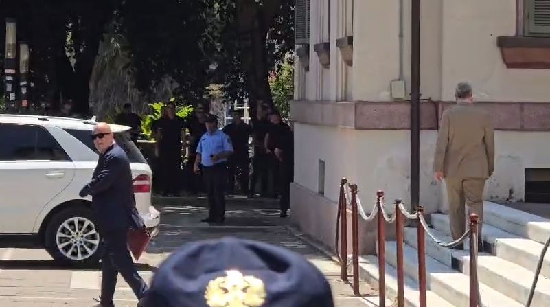 Protestuesit godasin me vezë dy deputetë të PS teksa largohen nga Parlamenti